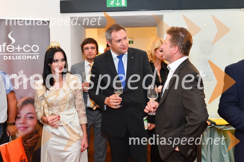  Sandra Vučko, Vinska kraljica Slovenije 2015; mag. Dejan Židan, minister za kmetijstvo, gozdarstvo in prehrano, predsednik stranke SD;  Danilo Steyer, Hiša dišečega traminca SteyerSalon Traminec 2015