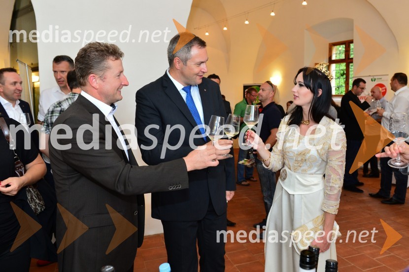  Danilo Steyer, Hiša dišečega traminca Steyer; mag. Dejan Židan, minister za kmetijstvo, gozdarstvo in prehrano, predsednik stranke SD;  Sandra Vučko, Vinska kraljica Slovenije 2015Salon Traminec 2015