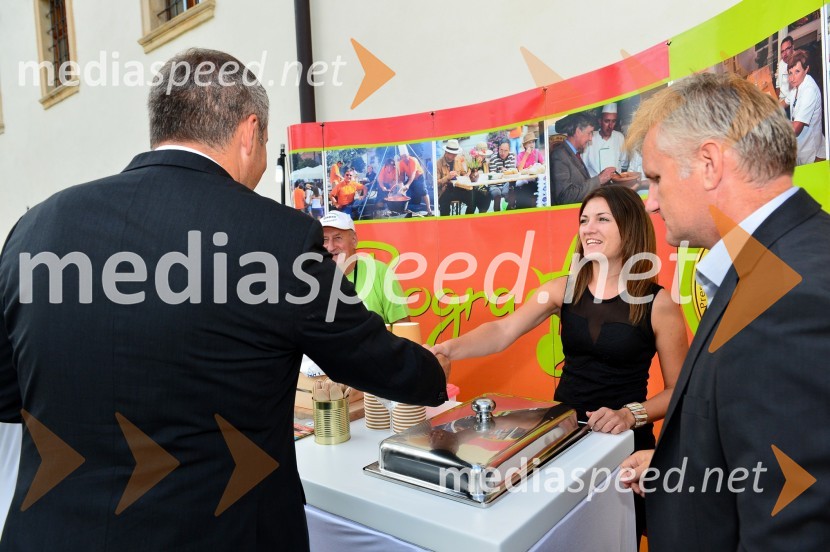 mag. Dejan Židan, minister za kmetijstvo, gozdarstvo in prehrano, predsednik stranke SD;  Monika Bači, direktorica prireditve Lendavska trgatev 2015Salon Traminec 2015