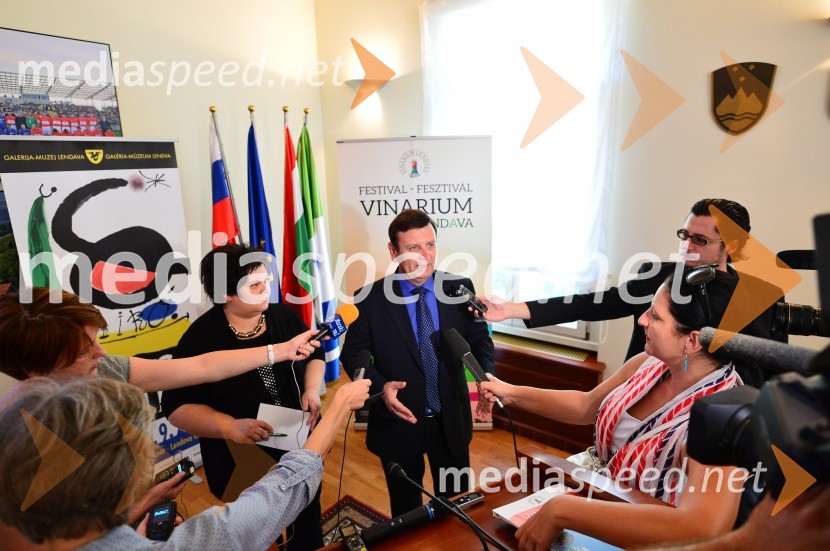  Beata Lazar, direktorica, Galerija-Muzej Lendava; mag. Anton Balažek, župan občine LendavaMednarodna konferenca Kultura in turizem