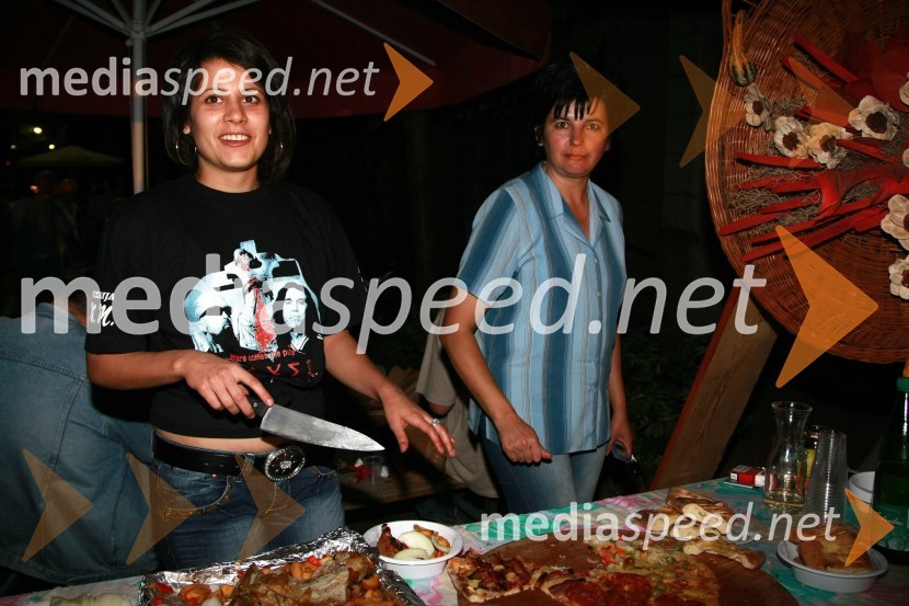 Marija Marič, lastnica Okrepčevalnice MM (desno) s hčerko LauroBogračfest 2007