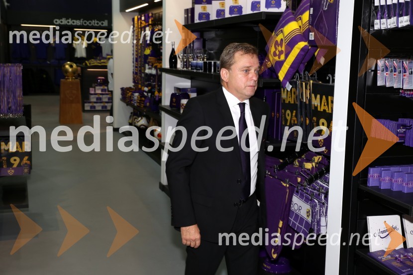  Bojan Ban, direktor NK MariborVijol'čna bajta 2, otvoritev trgovine