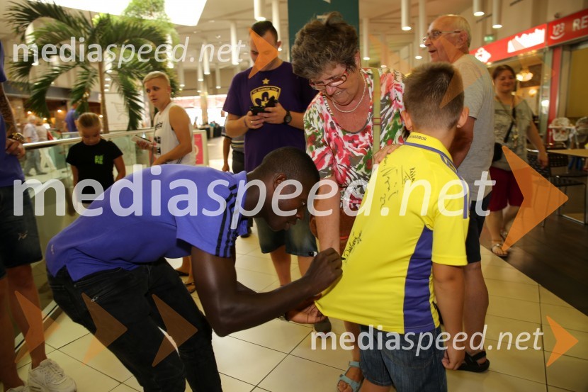  Sintayehu Sallalich, nogometaš, NK Maribor;  ... Vijol'čna bajta 2, otvoritev trgovine