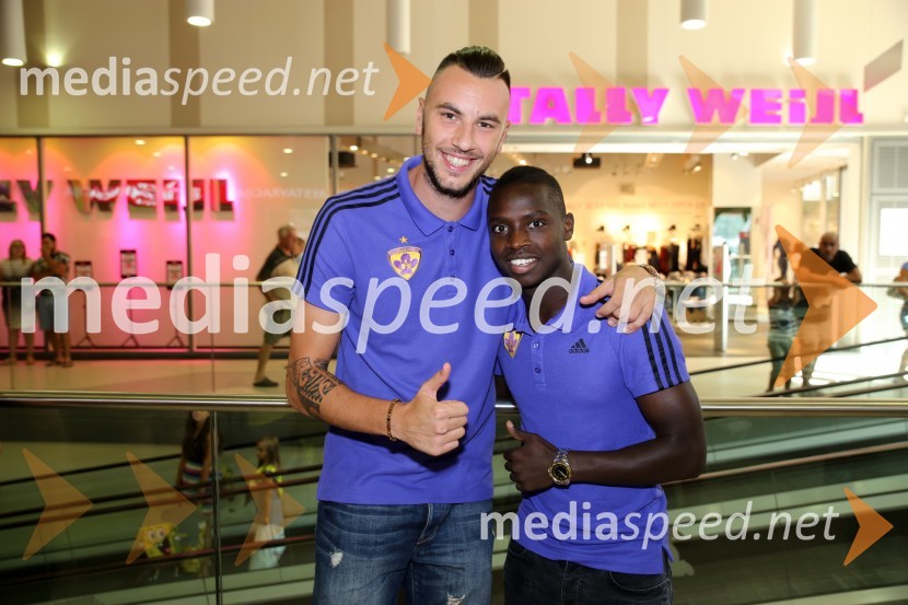  Amir Dervišević, nogometaš, NK Maribor;  Sintayehu Sallalich, nogometaš, NK MariborVijol'čna bajta 2, otvoritev trgovine