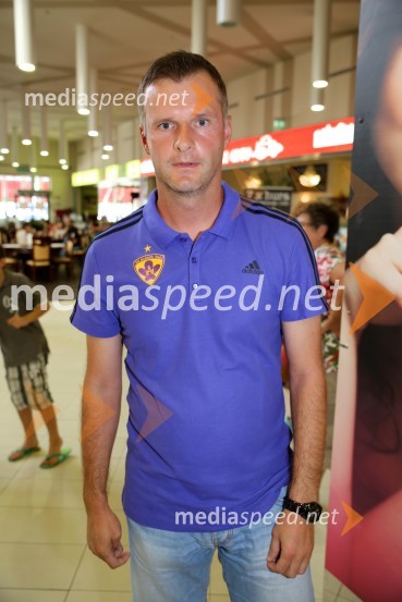  Muamer Vugdalić, bivši nogometašVijol'čna bajta 2, otvoritev trgovine