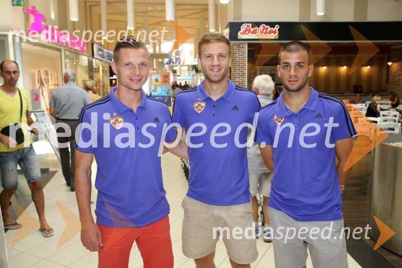  Dare Vršič, nogometaš, NK Maribor;  Aleš Mertelj, nogometaš, NK Maribor;  Mitja Viler, nogometaš, NK MariborVijol'čna bajta 2, otvoritev trgovine