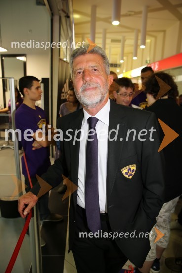  Drago Cotar, predsednik NK MariborVijol'čna bajta 2, otvoritev trgovine