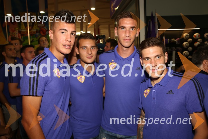  Dejan Vokić, nogometaš, NK Maribor;  ... ;  Damjan Vuklišević, nogometaš, NK Maribor;  ... Vijol'čna bajta 2, otvoritev trgovine