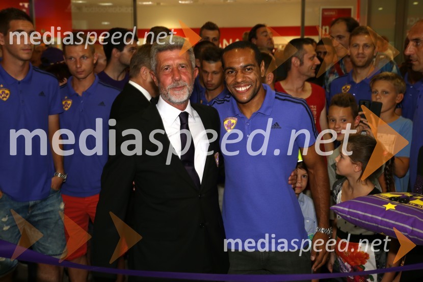  Drago Cotar, predsednik NK Maribor;  Marcos  Tavares, nogometaš, NK MariborVijol'čna bajta 2, otvoritev trgovine