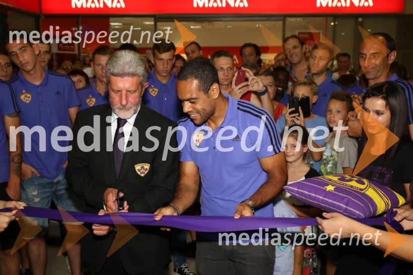  Drago Cotar, predsednik NK Maribor;  Marcos  Tavares, nogometaš, NK MariborVijol'čna bajta 2, otvoritev trgovine