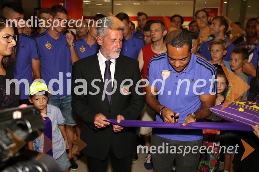  Drago Cotar, predsednik NK Maribor;  Marcos  Tavares, nogometaš, NK MariborVijol'čna bajta 2, otvoritev trgovine