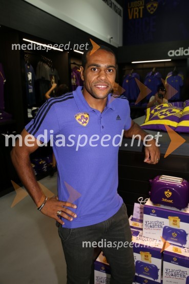  Marcos  Tavares, nogometaš, NK MariborVijol'čna bajta 2, otvoritev trgovine