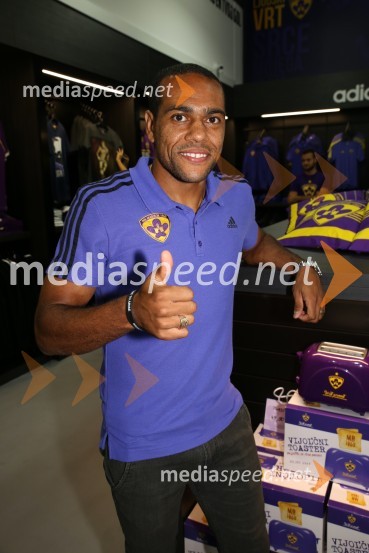  Marcos  Tavares, nogometaš, NK MariborVijol'čna bajta 2, otvoritev trgovine