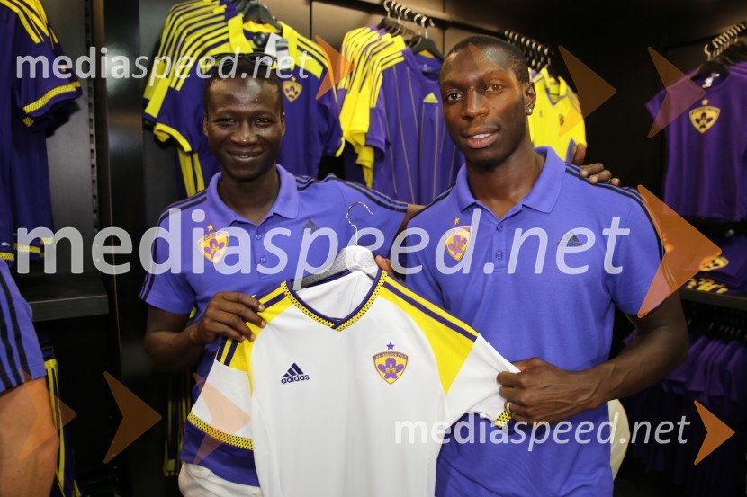  Welle Ndiaye, nogometaš, NK Maribor;  Jean Philippe Mendy, nogometaš, NK MariborVijol'čna bajta 2, otvoritev trgovine