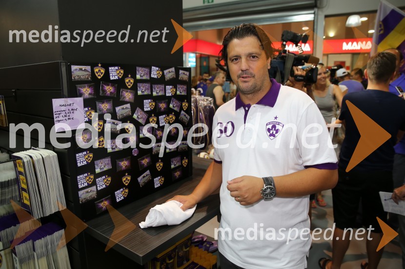  Zlatko Zahovič, športni direktor NK MariborVijol'čna bajta 2, otvoritev trgovine