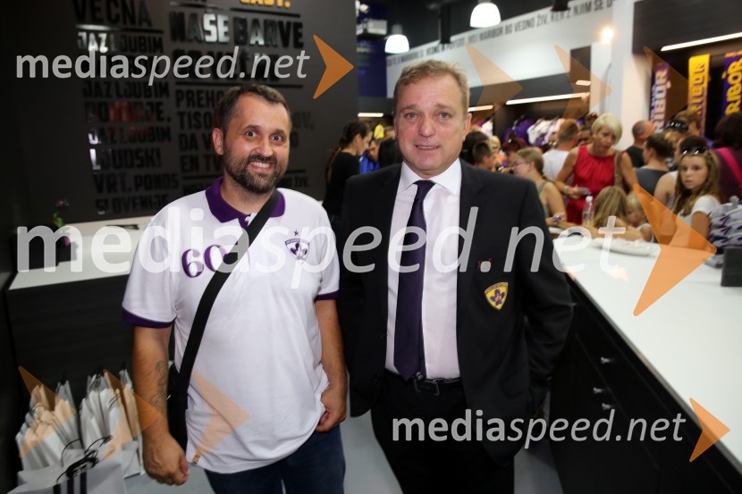  Dejan Vedlin, moderator, Reporter Milan, Radio City;  Bojan Ban, direktor NK MariborVijol'čna bajta 2, otvoritev trgovine