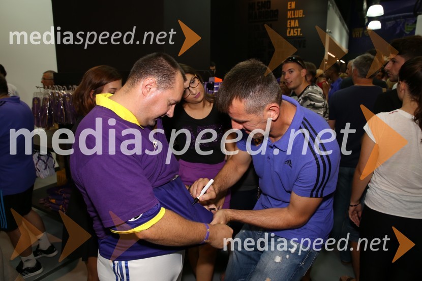  ... ;  ... ;  Jasmin Handanović, nogometaš, NK MariborVijol'čna bajta 2, otvoritev trgovine