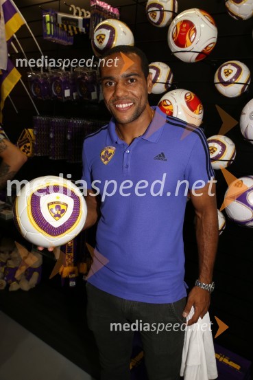  Marcos  Tavares, nogometaš, NK MariborVijol'čna bajta 2, otvoritev trgovine