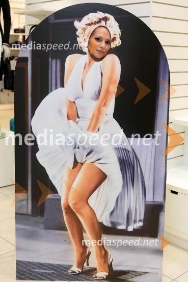 Obiskovalka, ki se je prelevila v Marilyn Monroe20. obletnica trgovine Modiana