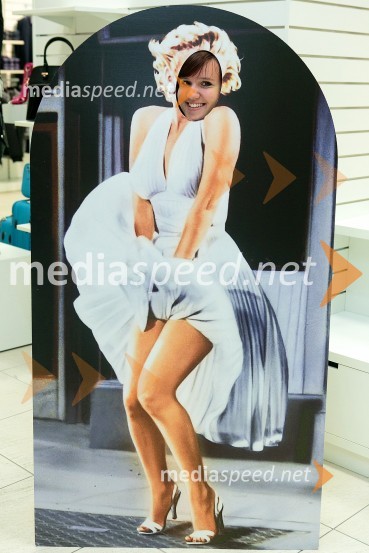 Obiskovalka, ki se je prelevila v Marilyn Monroe20. obletnica trgovine Modiana