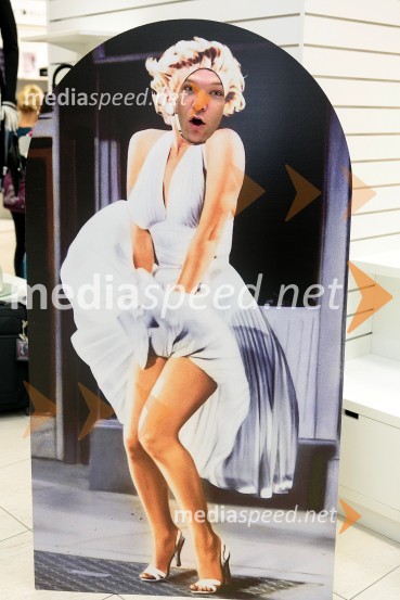 Obiskovalec, ki se je prelevil v Marilyn Monroe20. obletnica trgovine Modiana