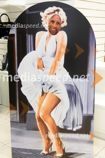 Obiskovalec,ki se je prelevil v Marilyn Monroe20. obletnica trgovine Modiana