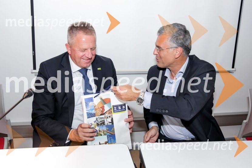  Zdravko Počivalšek, minister za gospodarski razvoj in tehnologijo; mag. Črtomir Remec, predsednik Inženirske zbornice SlovenijeFormule uspeha in vizija v gradbeništvu, okrogla miza