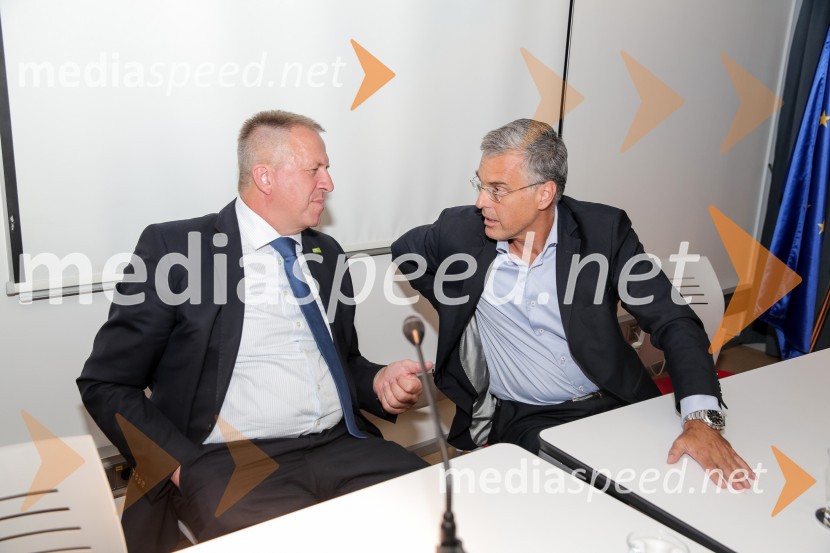  Zdravko Počivalšek, minister za gospodarski razvoj in tehnologijo; mag. Črtomir Remec, predsednik Inženirske zbornice SlovenijeFormule uspeha in vizija v gradbeništvu, okrogla miza