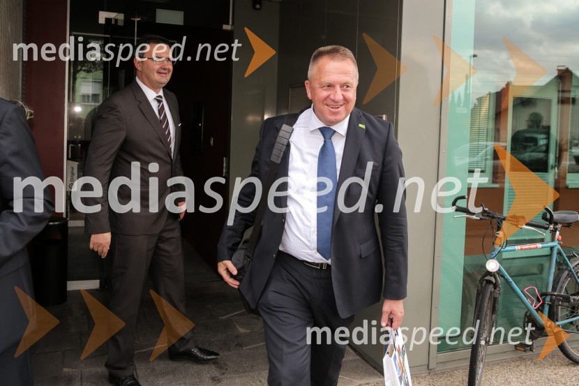  Zdravko Počivalšek, minister za gospodarski razvoj in tehnologijoFormule uspeha in vizija v gradbeništvu, okrogla miza