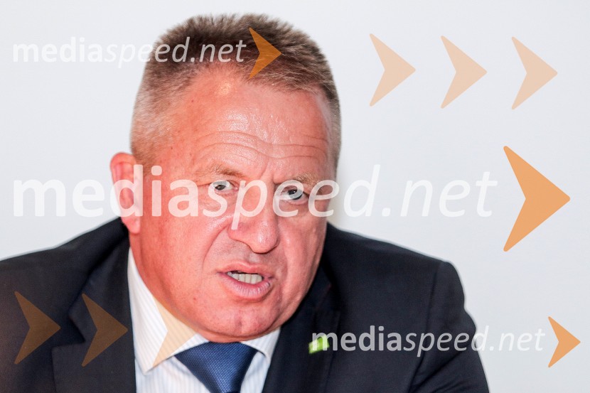  Zdravko Počivalšek, minister za gospodarski razvoj in tehnologijoFormule uspeha in vizija v gradbeništvu, okrogla miza