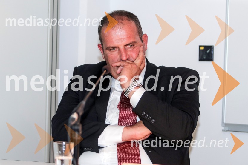  Blaž Miklavčič, predsednik uprave GH Holding d.d.Formule uspeha in vizija v gradbeništvu, okrogla miza