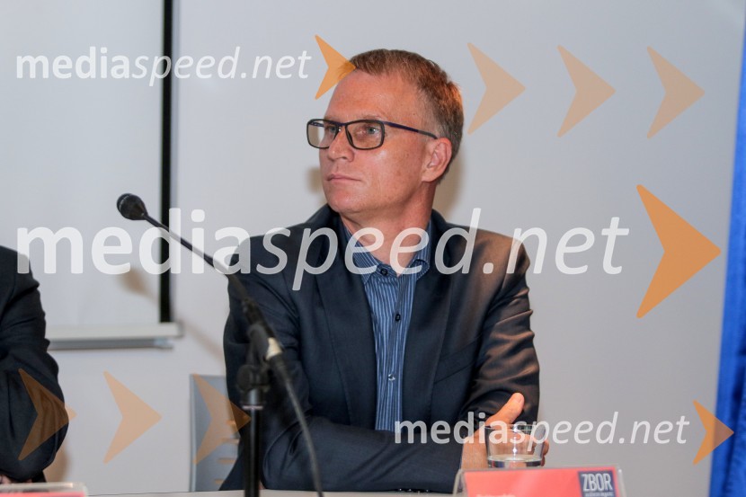  Andrej Ržišnik, direktor podjetja Protim Ržišnik PercFormule uspeha in vizija v gradbeništvu, okrogla miza