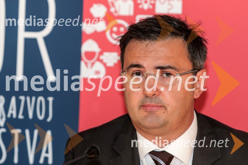  Mirko Požar, Predsednik Zbornice za gradbeništvo SlovenijeFormule uspeha in vizija v gradbeništvu, okrogla miza