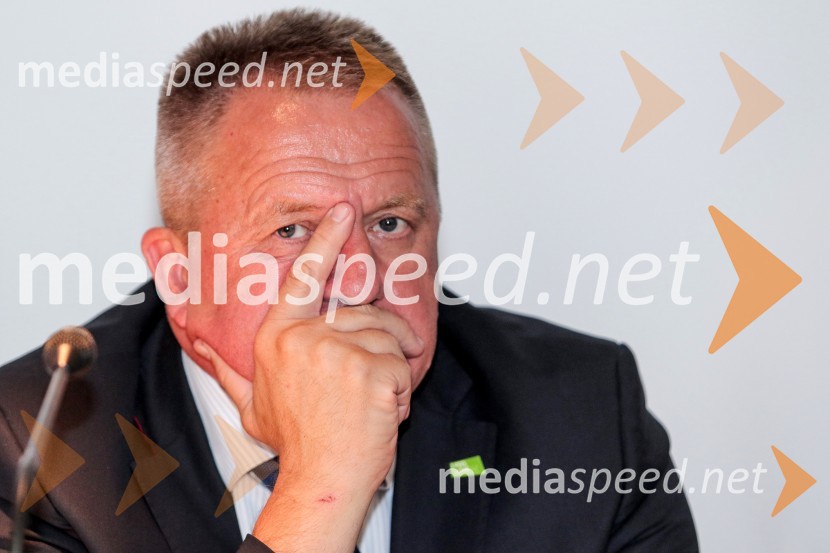  Zdravko Počivalšek, minister za gospodarski razvoj in tehnologijoFormule uspeha in vizija v gradbeništvu, okrogla miza