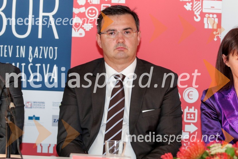  Mirko Požar, Predsednik Zbornice za gradbeništvo SlovenijeFormule uspeha in vizija v gradbeništvu, okrogla miza