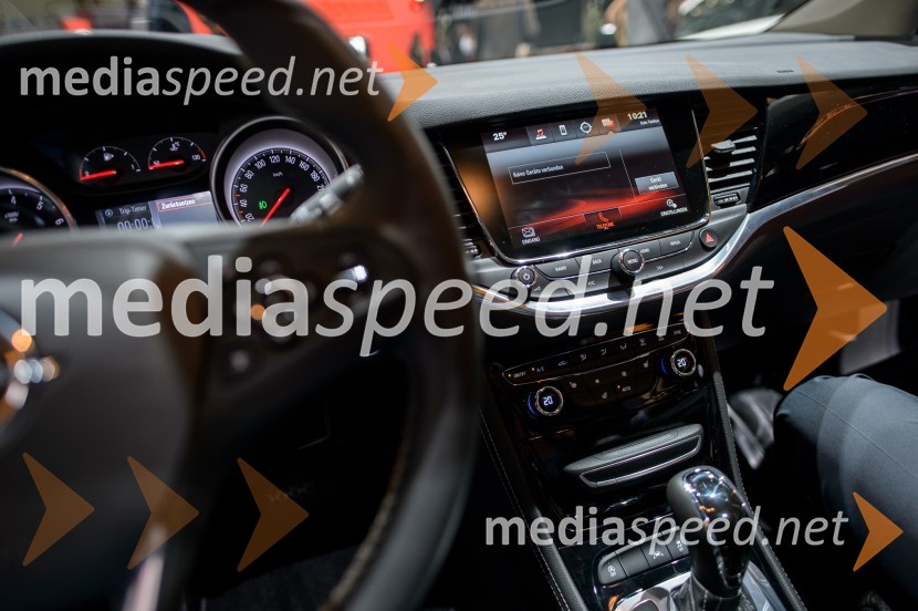 notranjost nove Opel AstreMednarodni avtomobilski salon v Frankfurtu 2015