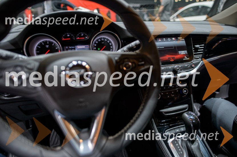notranjost nove Opel AstreMednarodni avtomobilski salon v Frankfurtu 2015