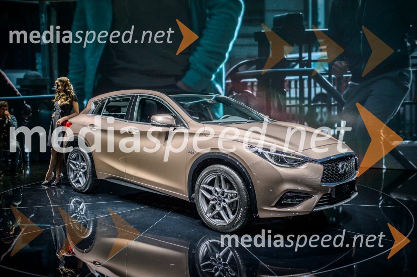 Infiniti Q30Mednarodni avtomobilski salon v Frankfurtu 2015