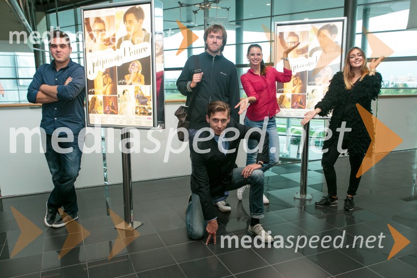  Jan Gerl Korenč, igralec;  Pavel Berdon;  Blaž Završnik, režiser;  Katja Škofic, manekenka;  Lena CapuderNajstniška komedija Julija in alfa Romeo s filmsko ekipo
