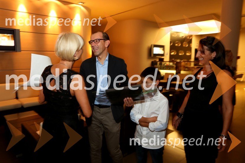  Sonja Poljanšek Škrabec, lastnica Welness centra Sunny;  Dean Mikolič, direktor P&S CAPITAL d.o.o.;  Aleksander Mikolič;  Betka Šuhel Mikolič, mentorica nastopanja v javnosti, radijska in televizijska voditeljica, podjetje BPRSunny party ob 25-letnici Sunny Studia