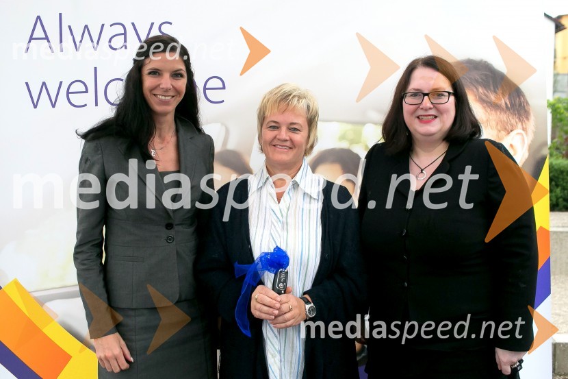  Tanja Piškur, direktorica sektorja za upravljanje ponudbe v NLB;  Tadeja Ivančič, nagrajenka nagradne igre;  Alenka Mejač Krassnig, direktorica Vise za SlovenijoVisa pomladno kampanjo sklenila na ljubljanski Špici