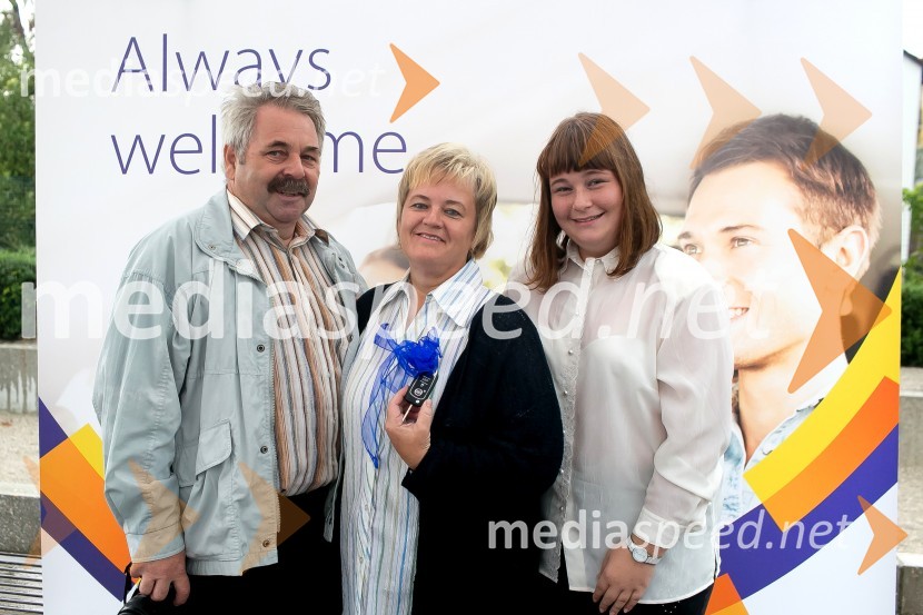  ... ;  Tadeja Ivančič, nagrajenka nagradne igre;  ... Visa pomladno kampanjo sklenila na ljubljanski Špici