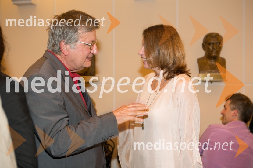  Slavko Pezdir, kritik;  Barbara Medvešček, igralkaUčene ženske po motivih Molièrovih Učenih žensk, premiera SLG Celje