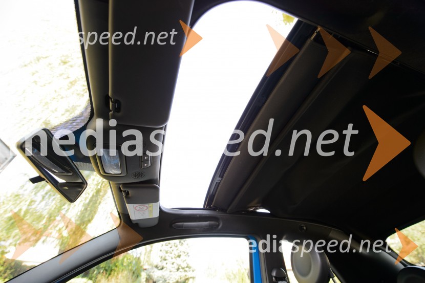 Fiat 500C 1.2 8V Sport, streha iz platna se elektirčno pomika tudi med vožnjoFiat 500C 1.2 8V Sport, mediaspeed test