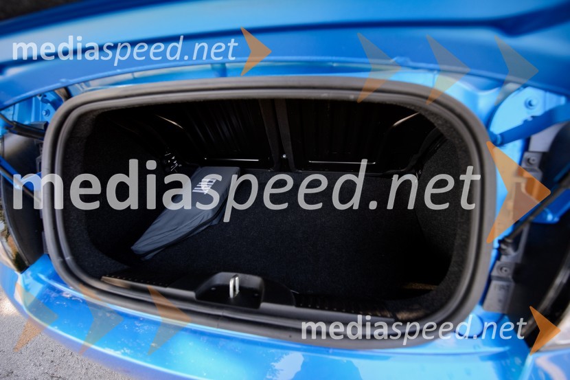Fiat 500C 1.2 8V Sport, ozka nakladalna odprtinaFiat 500C 1.2 8V Sport, mediaspeed test