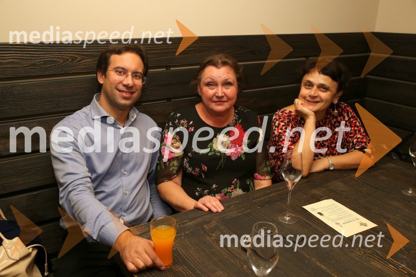  Simon Krečič, umetniški in glasbeni direktor Opere SNG Maribor;  Olga Peceny;  Medea Iasonidi, korepetitorkaSeviljski brivec peče pico