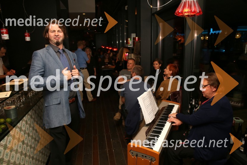  Jure Počkaj, operni solist;  Olga PecenySeviljski brivec peče pico