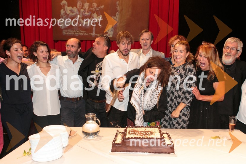  ... ;  ... ;  Janez Škof, igralec;  Valter Dragan, igralec;  Aljaž Jovanović, igralec;  Alojz Svete, igralec;  Renata Vidič, režiserka;  Maša Derganc, igralka;  Zvezdana  Mlakar, igralka;  ... Evropa, premiera predstave Vinka Möderndorferja