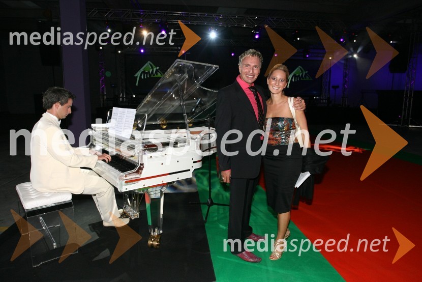 Pianist, Igor Jelen, lastnik plesnega studia Igen in Mateja Zorko, vodja odnosov z javnostmi MIK CeljeOtvoritev novih poslovnih prostorov podjetja MIK Celje v Vojniku