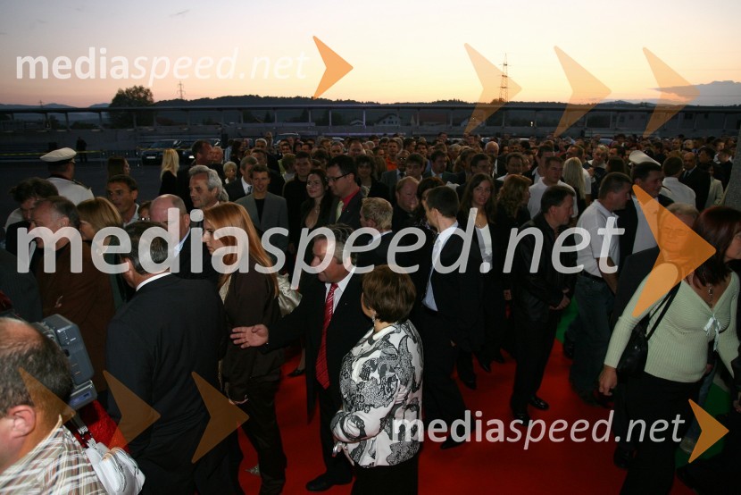 Gostje ob prihoduOtvoritev novih poslovnih prostorov podjetja MIK Celje v Vojniku